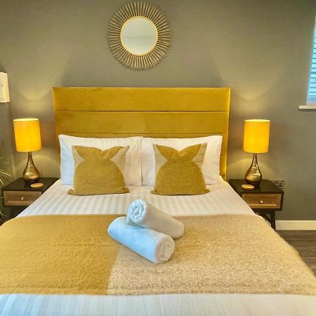 A Cozy Hideaway With Balcony - Close To Beach Bournemouth Bagian luar foto