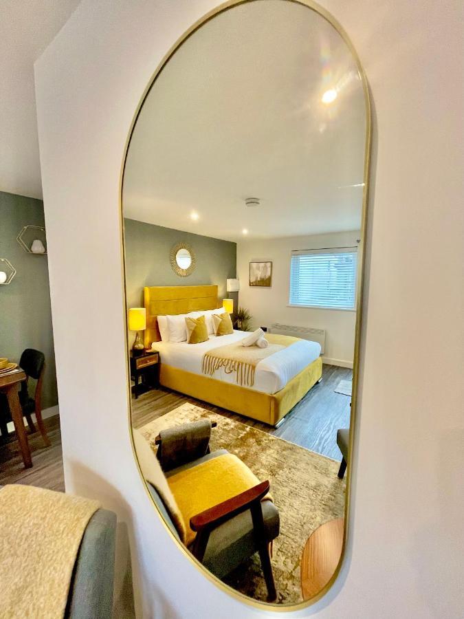 A Cozy Hideaway With Balcony - Close To Beach Bournemouth Bagian luar foto