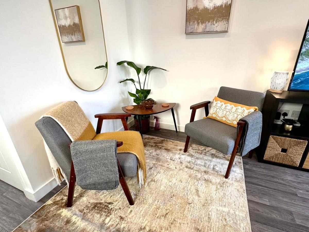 A Cozy Hideaway With Balcony - Close To Beach Bournemouth Bagian luar foto