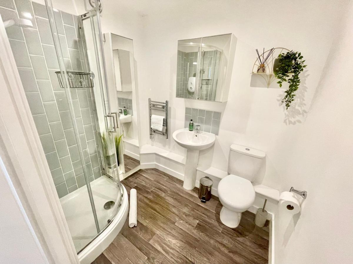 A Cozy Hideaway With Balcony - Close To Beach Bournemouth Bagian luar foto