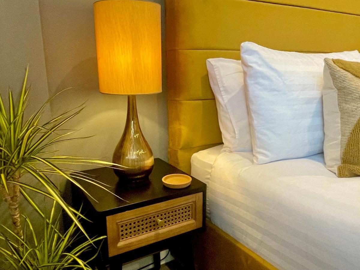 A Cozy Hideaway With Balcony - Close To Beach Bournemouth Bagian luar foto