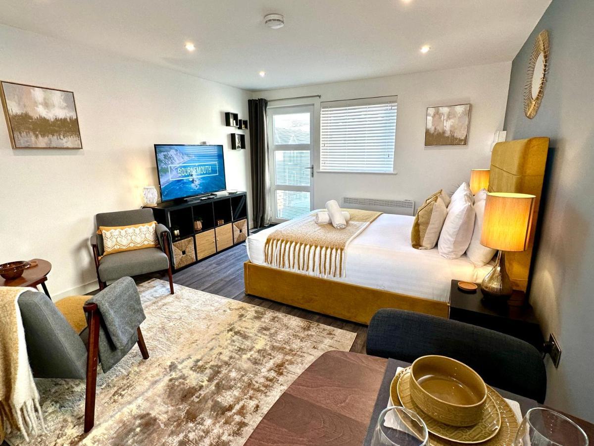 A Cozy Hideaway With Balcony - Close To Beach Bournemouth Bagian luar foto